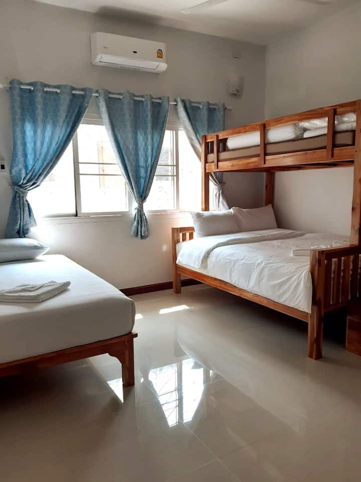 спалня 3
В тази стая могат да спят четирима души.