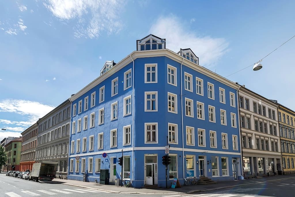 The facade of the building. The apartment is on the 2nd floor in this nice area.