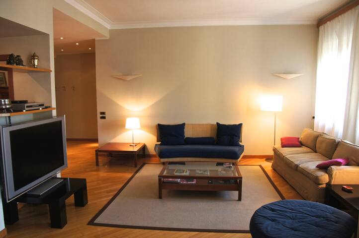 Large and elegant apartment in the city center gallery image 2