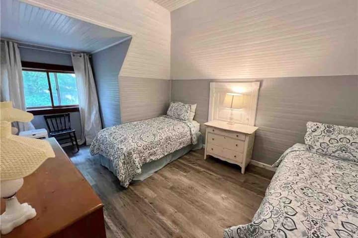Un angle différent de la chambre des deux lits jumeaux.