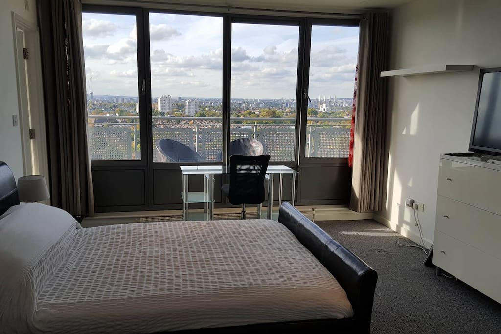 5mx4m bedroom with w
Westerly views to Battersea powerstation and beyond. Direct access to terrace.