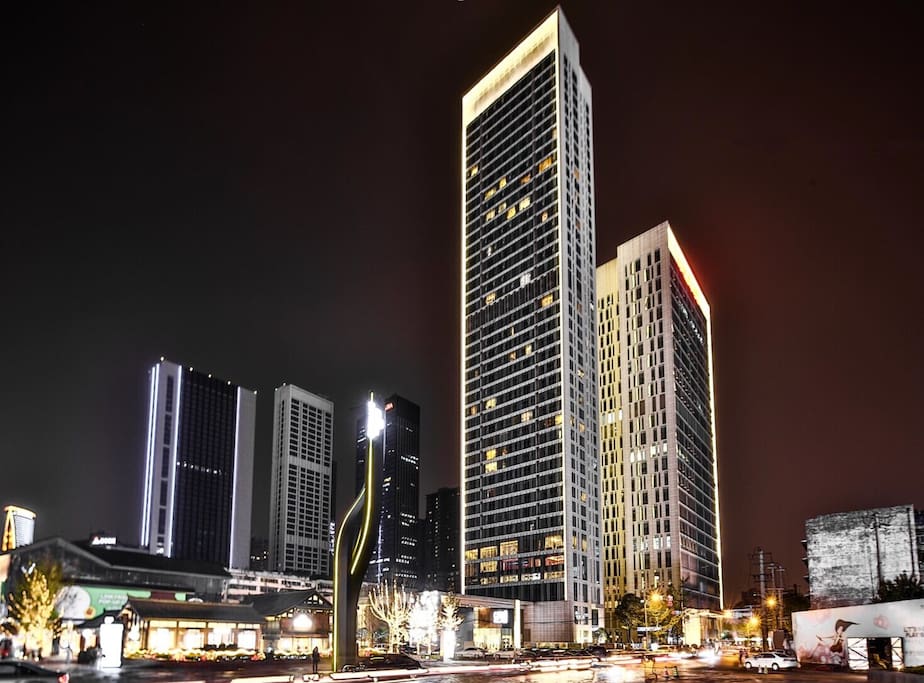 夜晚的太古里 公寓大楼是最好最显眼的建筑