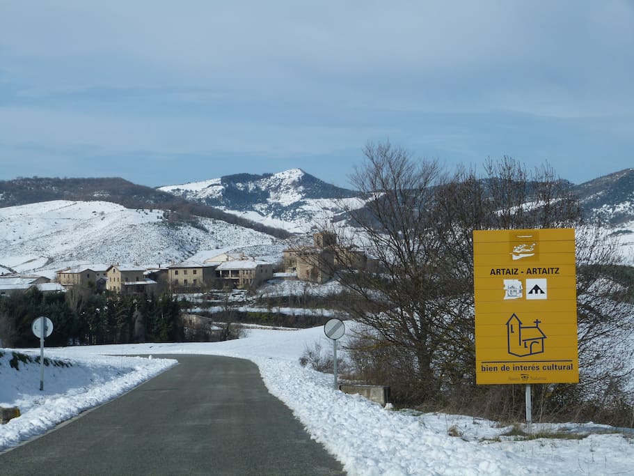 Vista de Artáiz desde la carretera de Izagaondoa.