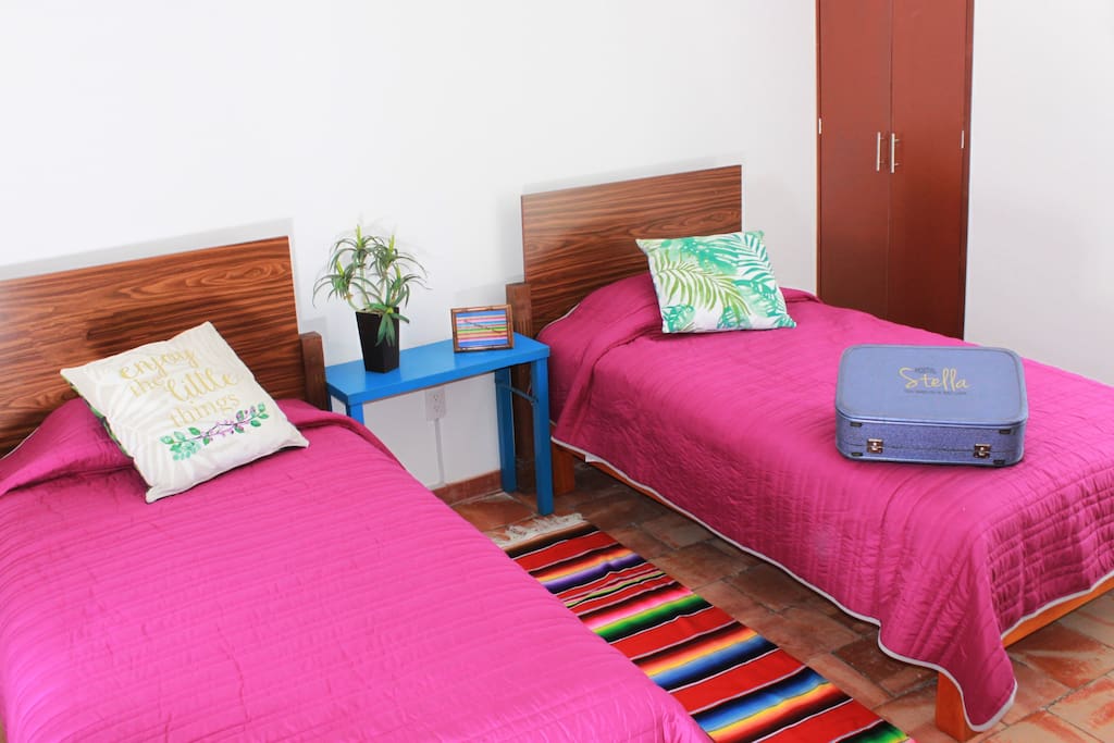 habitacion ·2 camas indivuduales con closet