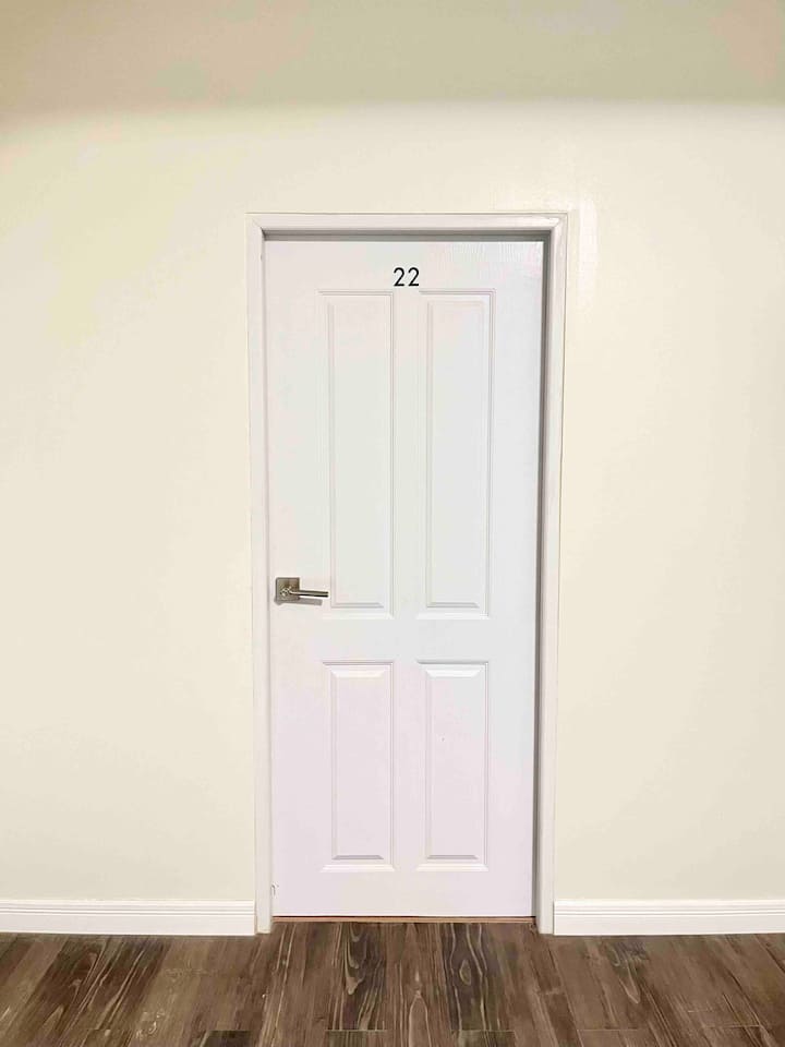 Общественият коридор на втория етаж. На този етаж има само 2 отделни стаи, а гостите ще имат тези 2 отделни стаи, които са стая. No21 и No22.  Това е снимка на входа на стая 22.