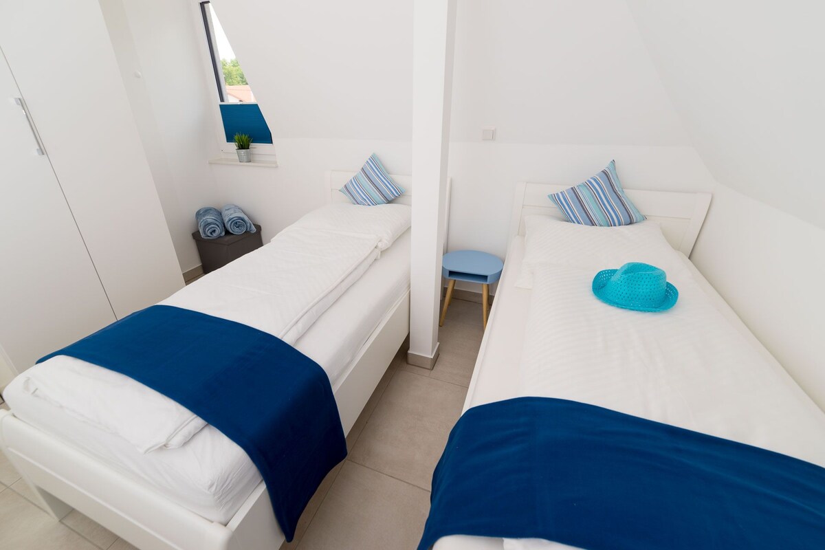 Spálňa s dvoma samostatnými lôžkami v pohodlnej výške