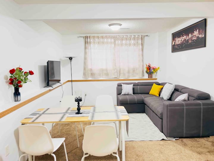 Cozy Home | Near Saddletowne Station & Yyc - Calgary