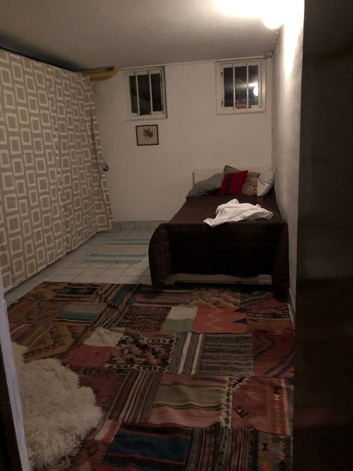 Quarto de hóspedes com duas camas de 90 cm. (Cama dobrável debaixo da cama)