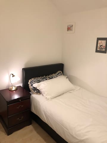 A lovely single room near university