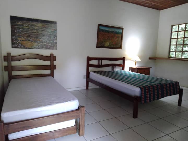 Bungal Suite 1
1 krevat dopio dhe dy krevate tek;  Minibar. Ventilator tavani.