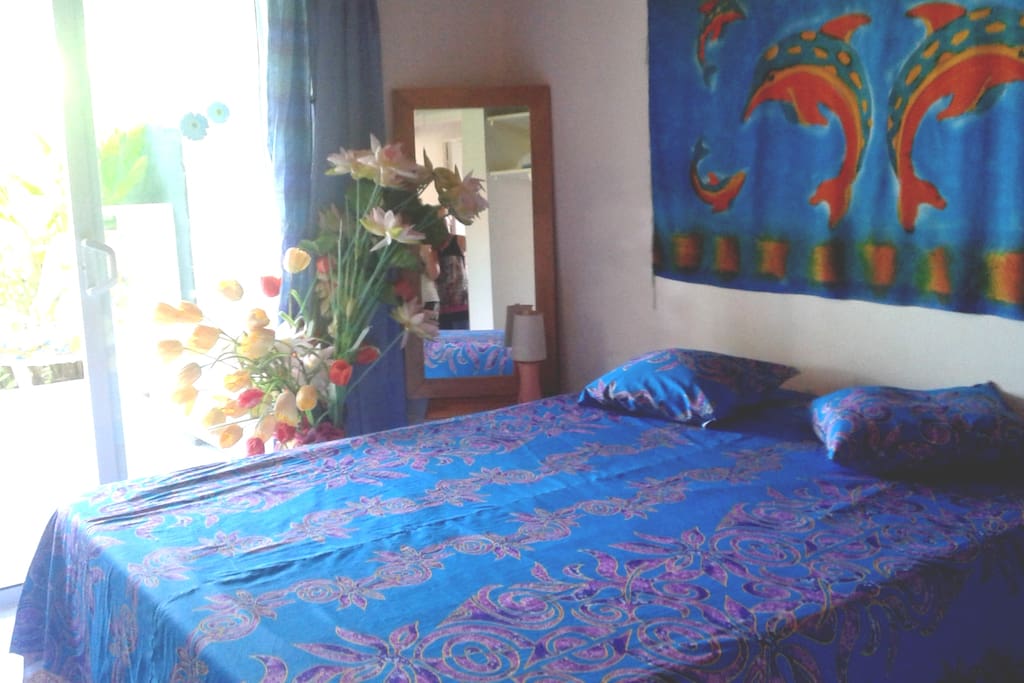 Lit double chambre rdc sur terrasse piscine