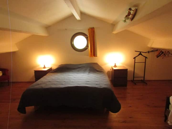 sakafu ya chumba cha kulala (kitanda 1 160 na vitanda 2 90)