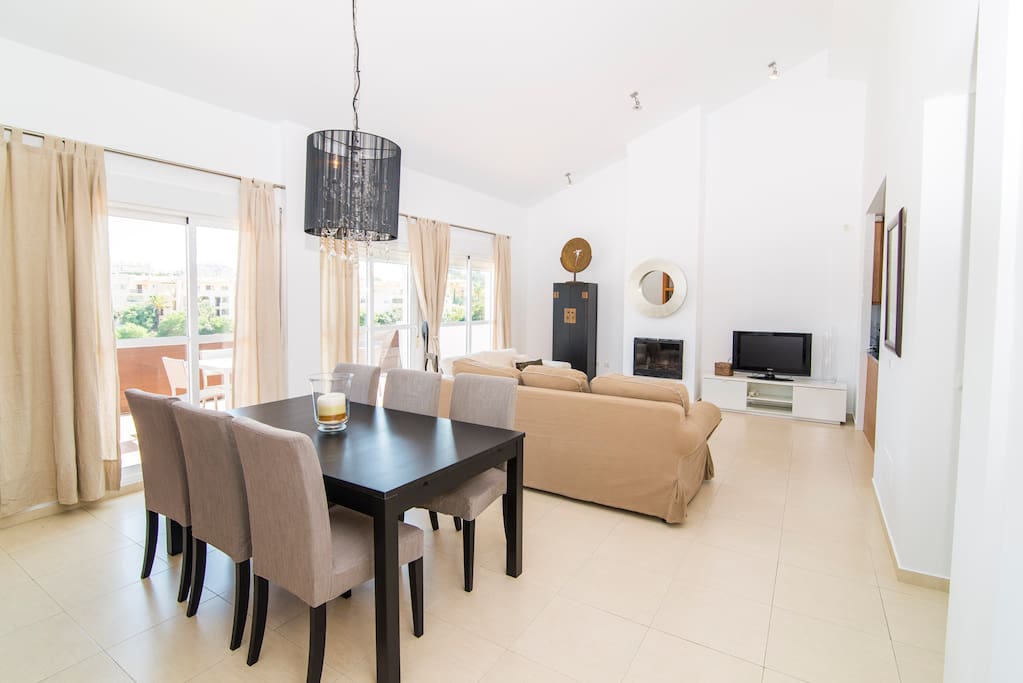 Living room and dining area, they open to an ample terrace that overlooks a near ravine and hills