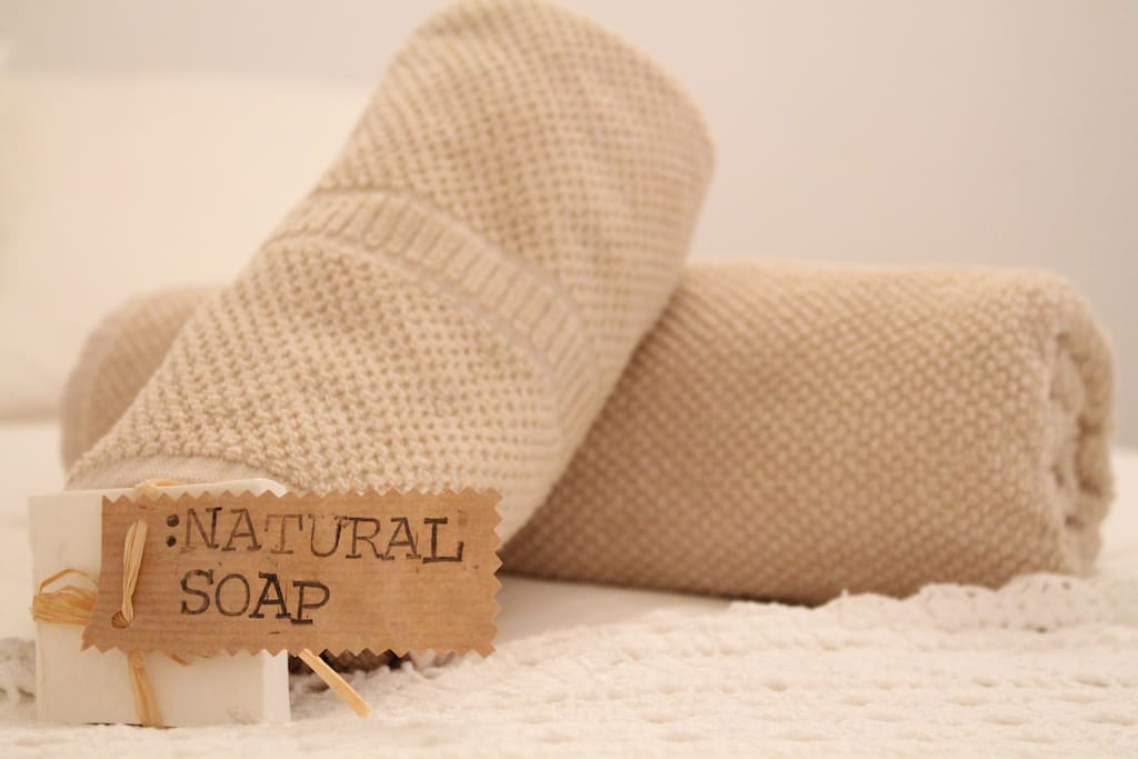 Todo lo necesario para sentirse como en casa, incluso jabón natural para una ducha reconfortante.