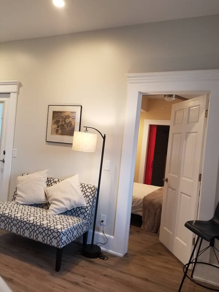 Спалня със самостоятелна баня, разположена извън всекидневната.