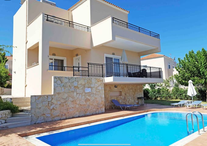 Selini villa with private pool,(5 min from beach)