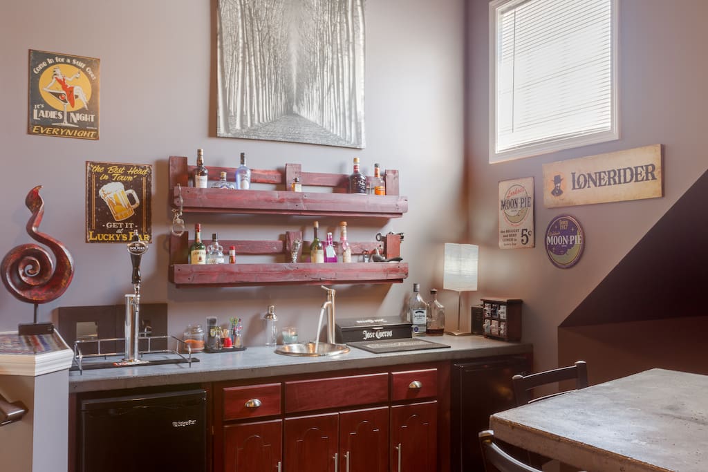 Private Theatre/Bonus Room & Pub - wet bar with mini fridge and kegerator