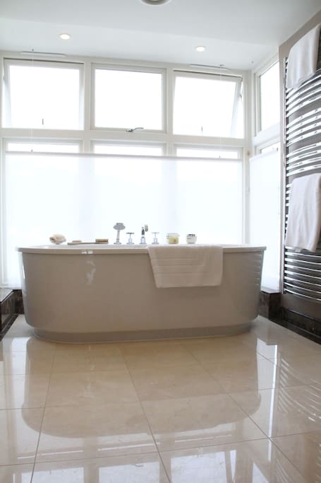 En-suite bathroom with views of the river
