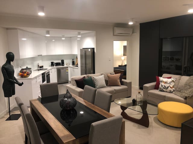 Modern Living With Private Ensuite & Breakfast