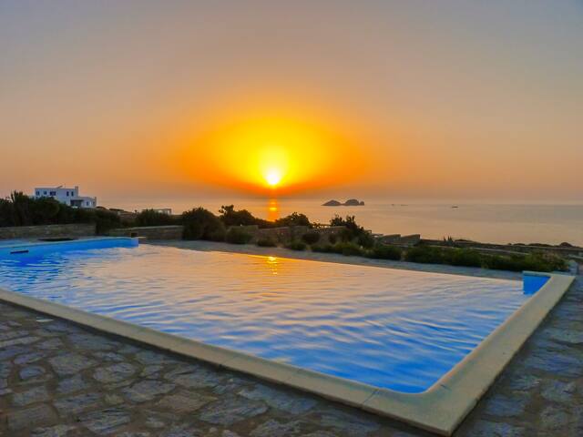 Spectacular villa & infinity pool! Stunning views gallery image 3