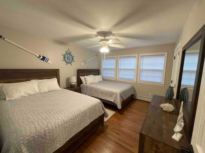 2 - ра спалня с две двойни легла, нови стоари и приемни твърди матраци за възглавници, килер, скрин и вентилатор на тавана