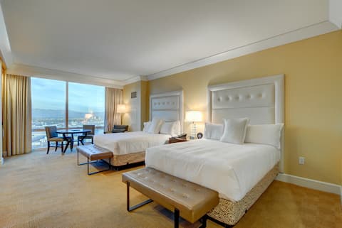 Trump Tower Condo Studio - 2 Beds Walk to Strip