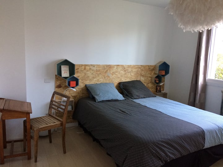 Chumba cha kulala cha ghorofa ya chini na ufikiaji wa moja kwa moja wa chumba cha kuoga