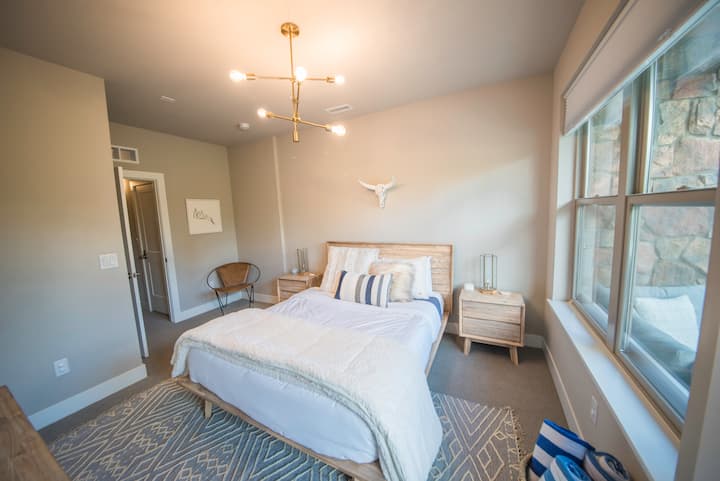 Queen Master Suite 