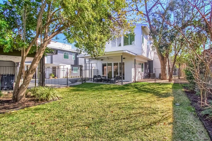 Upscale on S. Lamar- garage, gated yard w/dog door gallery image 2