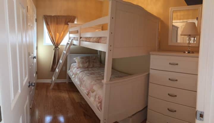 Двуетажни легла и голям килер, 1 телевизор, 1 килер