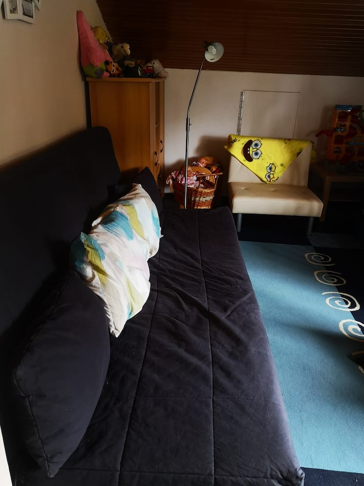 Sofa za 2 osobe s podnicom od letvica
