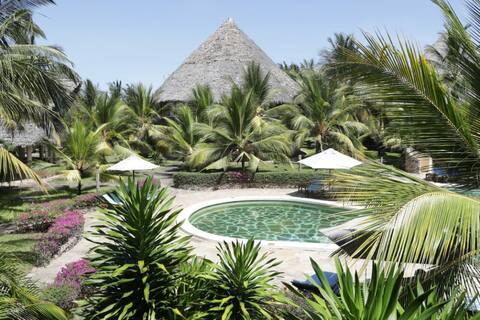 Ocean Beachfront 1 bedroom cottage in Beach resort