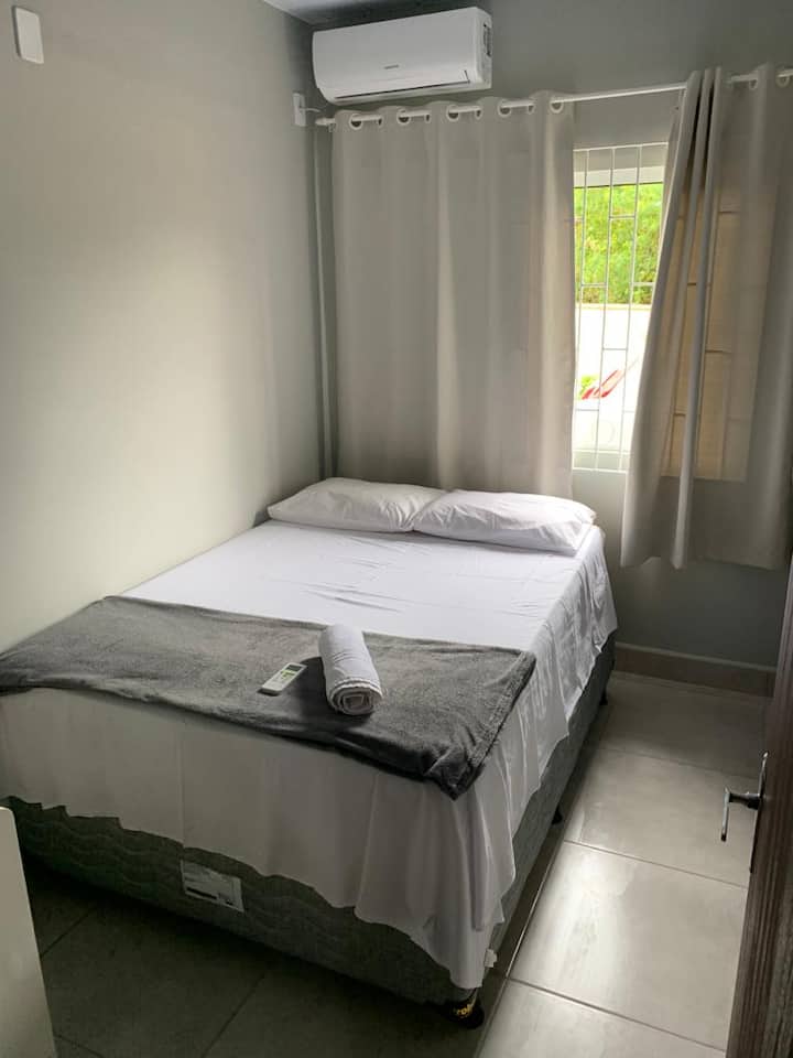 الغرفة 3 - سرير بيت المزرعة ومكيف الهواء