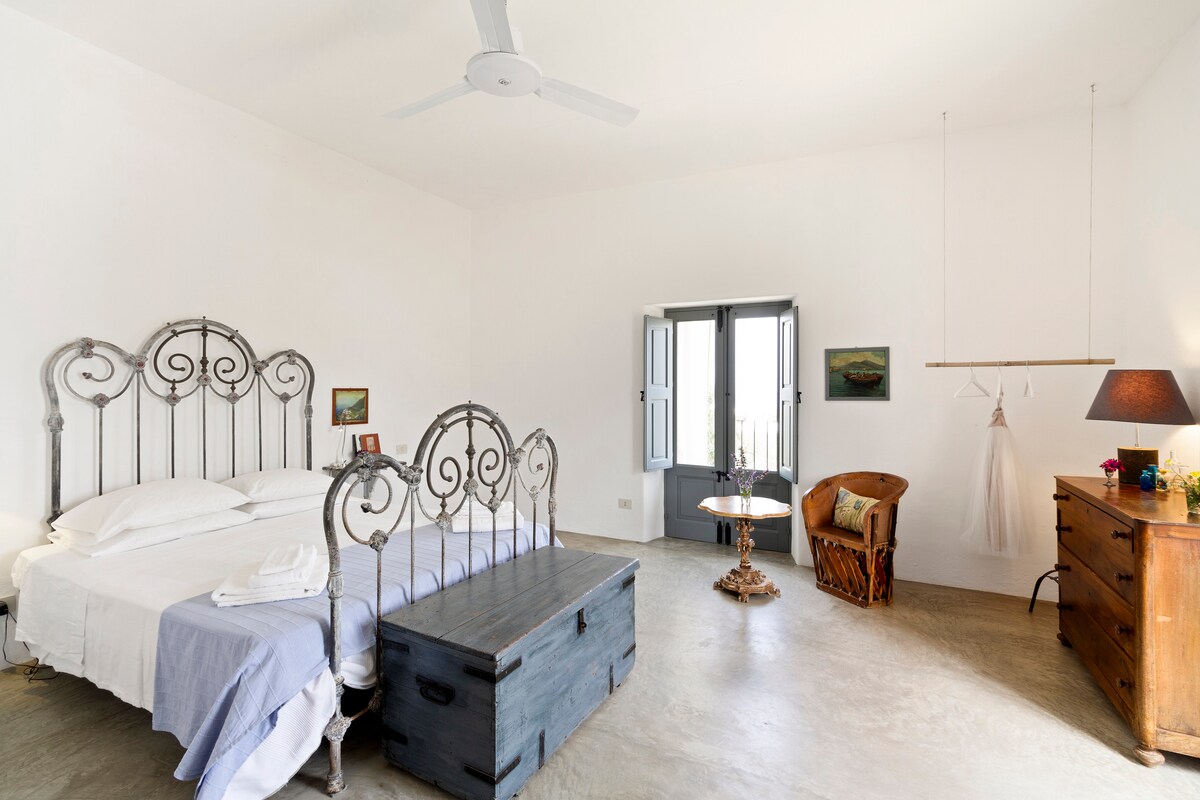 ห้องเตียงใหญ่ชั้นแรก