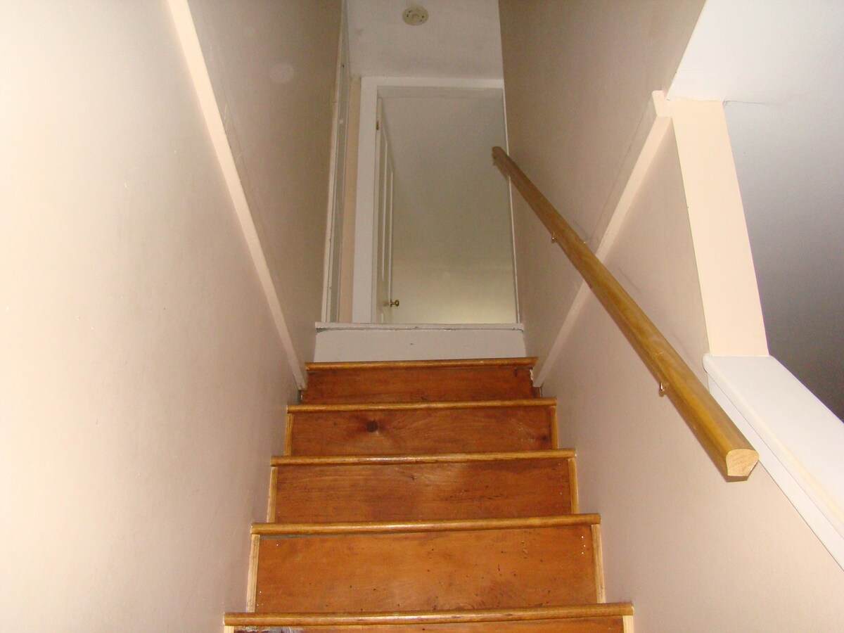 Stairway off hall leads to 3rd floor...