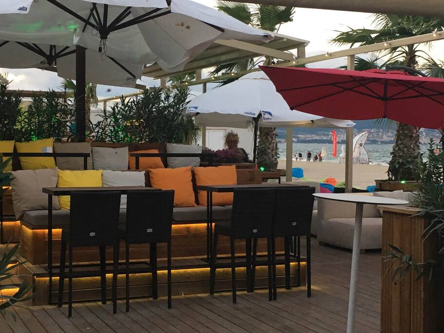 Большой пляж Cacao beach - есть как платная, так и бесплатная зоны, вокруг многочислненные кафе и рестораны.