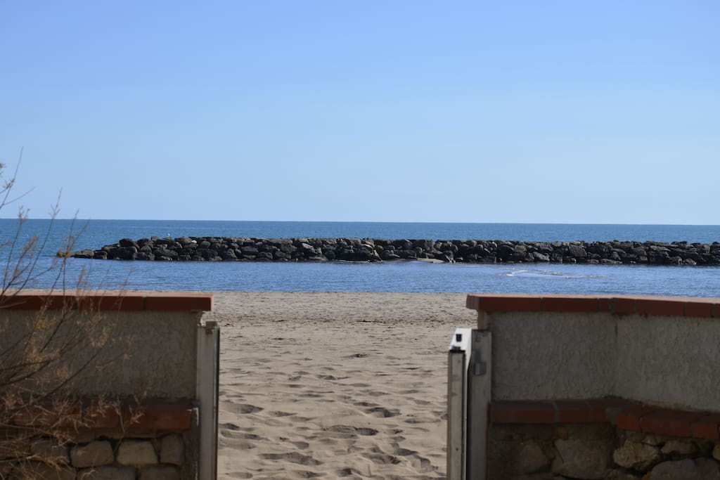 Accès plage depuis terrassé par un portillon