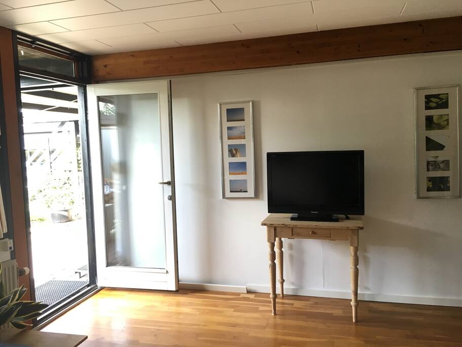 Værelset har TV med Chrome-cast,.
