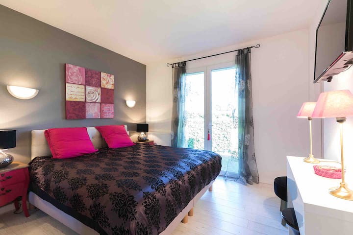 Dormitorio principal con baño comunicante con ducha americana y bañera 
Puerta de ventana al jardín