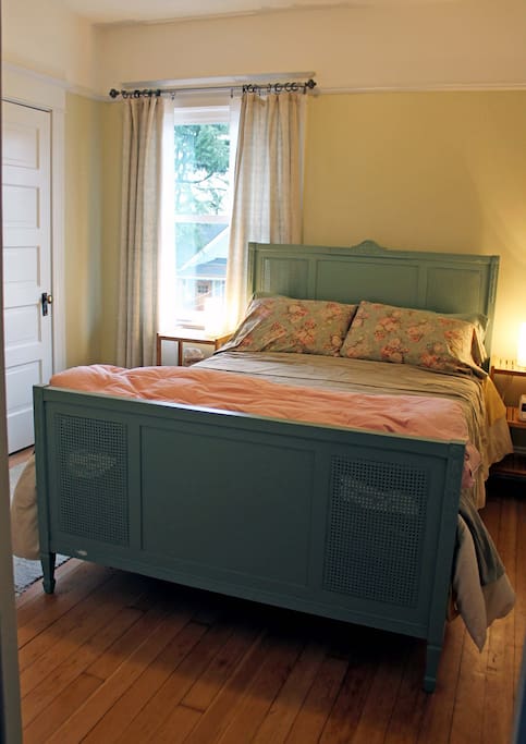 Double room adjoins Eastern Bedroom to form a Suite