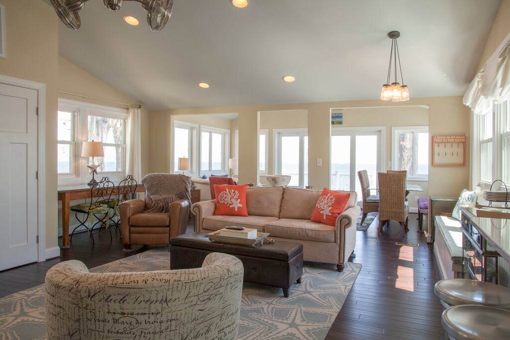 Spacious Living room off the kitchen