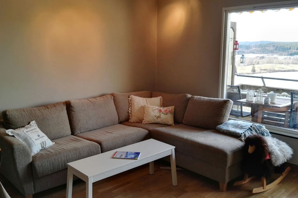 This sofa turns into a double bed. Linens etc is found inside the sofa next to Elvis, tje rocking sheep