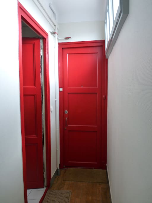 Arrivée dans le couloir et porte d'entrée