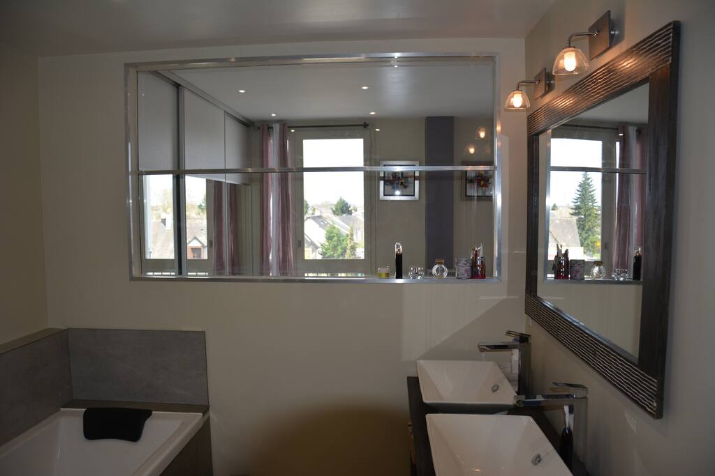 Salle de bain avec deux vasques + baignoire + douche