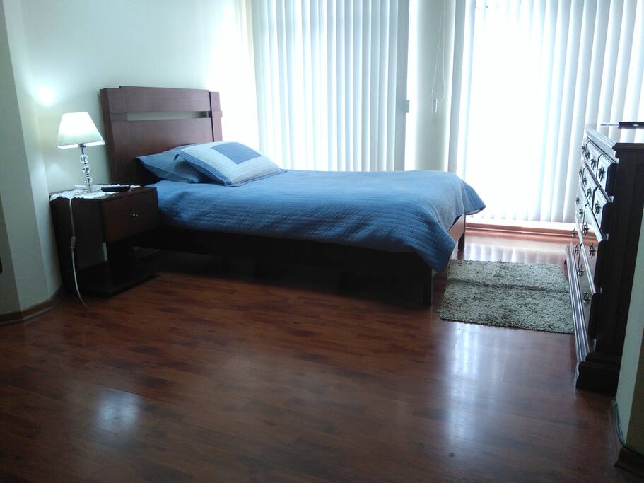 Habitación sencilla con baño compartido