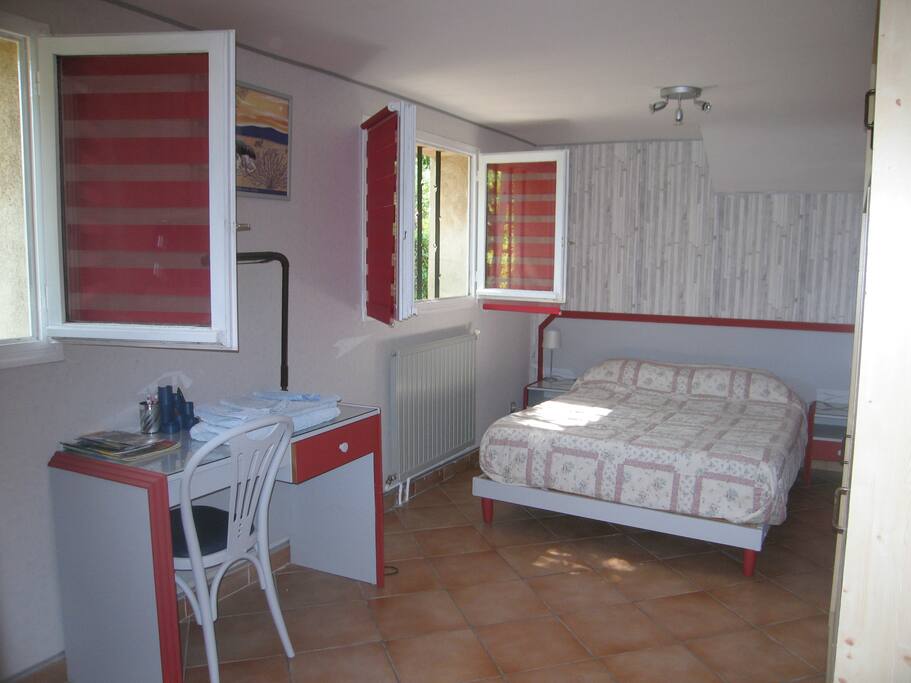 Chambre spacieuse et lumineuse