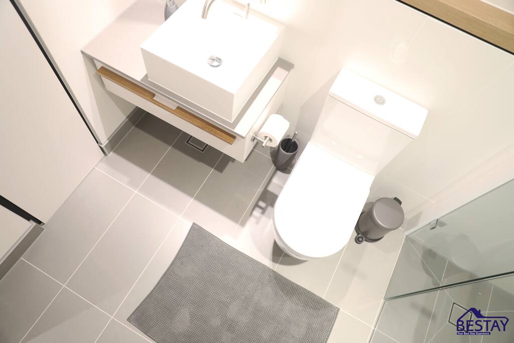 Full bathroom - 2