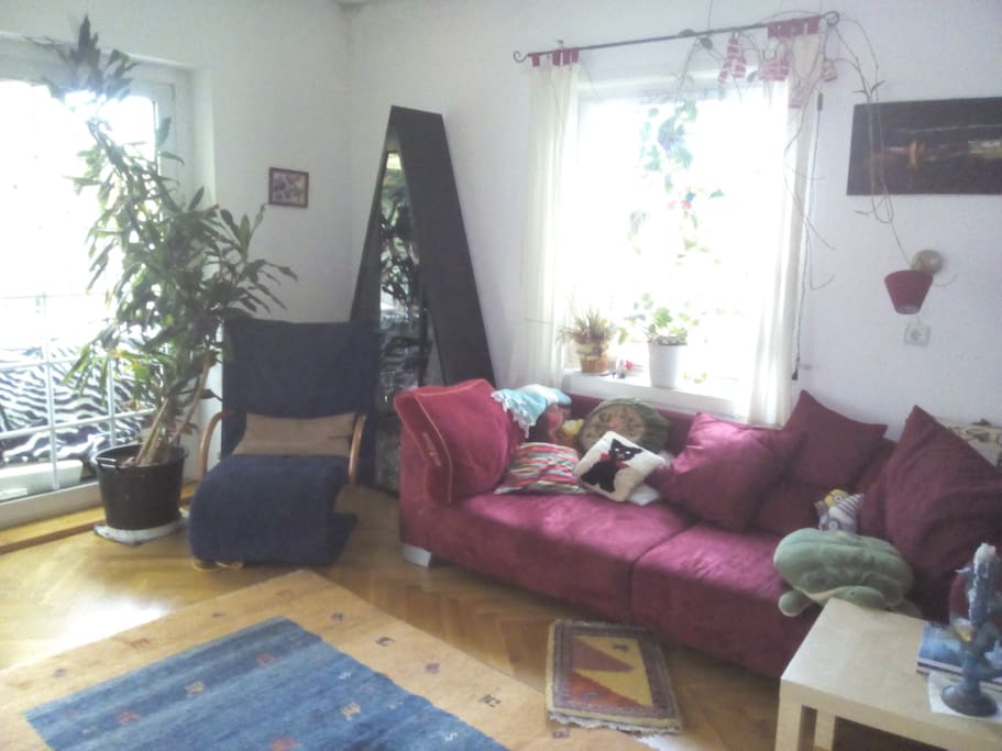 Wohnzimmer mit Balkonzugang