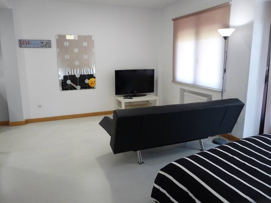 Sofá cama nuevo, Televisión de 43" y terraza.