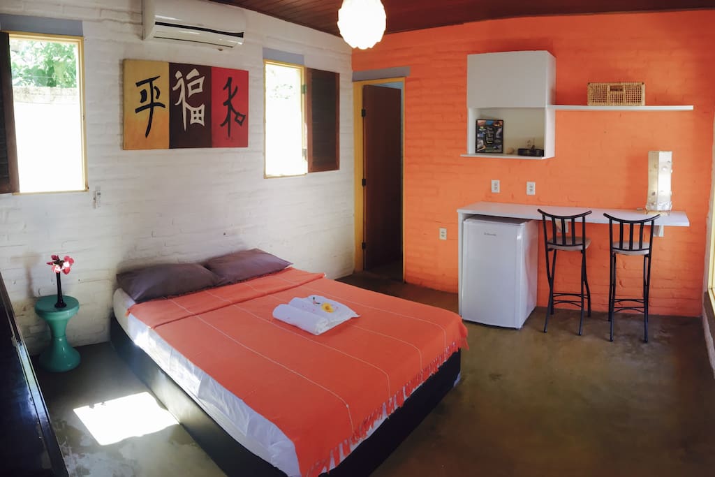 Seu quarto tem frigobar e ar-condicionado. Banheiro com chuveiro quente. Muito arejado e iluminado.